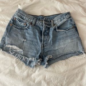 Levi’s Mid rise shorts W26